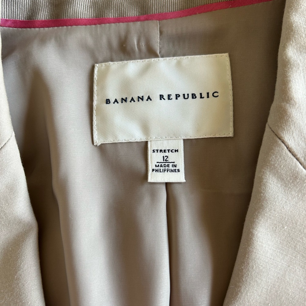 Banana Republic Women’s Beige Stretch Blazer - Picture 4 of 10